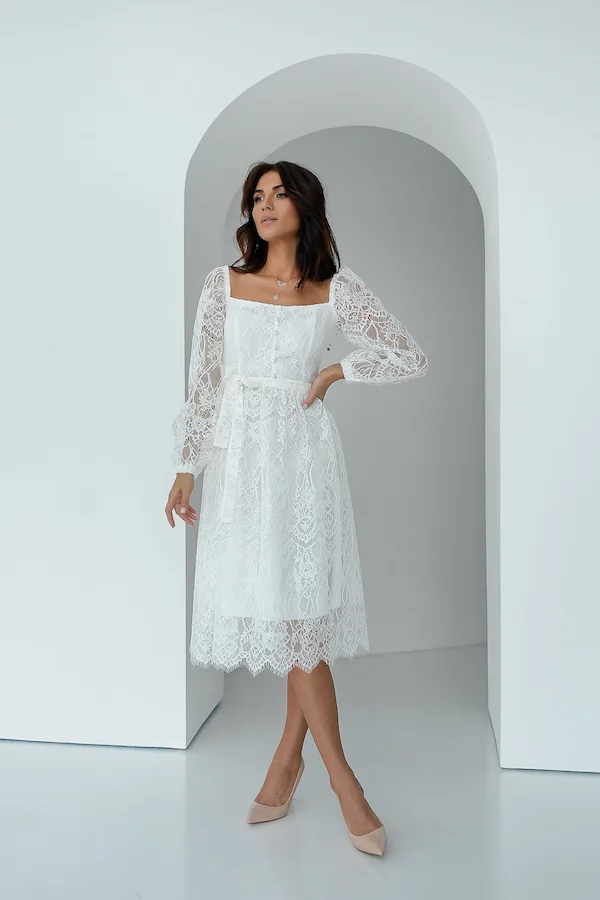 Белое платье с гипюром и длинными рукавами - идеальный вариант на роспись и других особых случаев