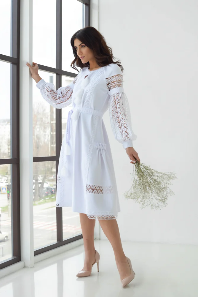 Вишукана біла сукня середньої довжини з чарівним мереживом – ідеальний варіант для ніжного та елегантного образу на вінчання