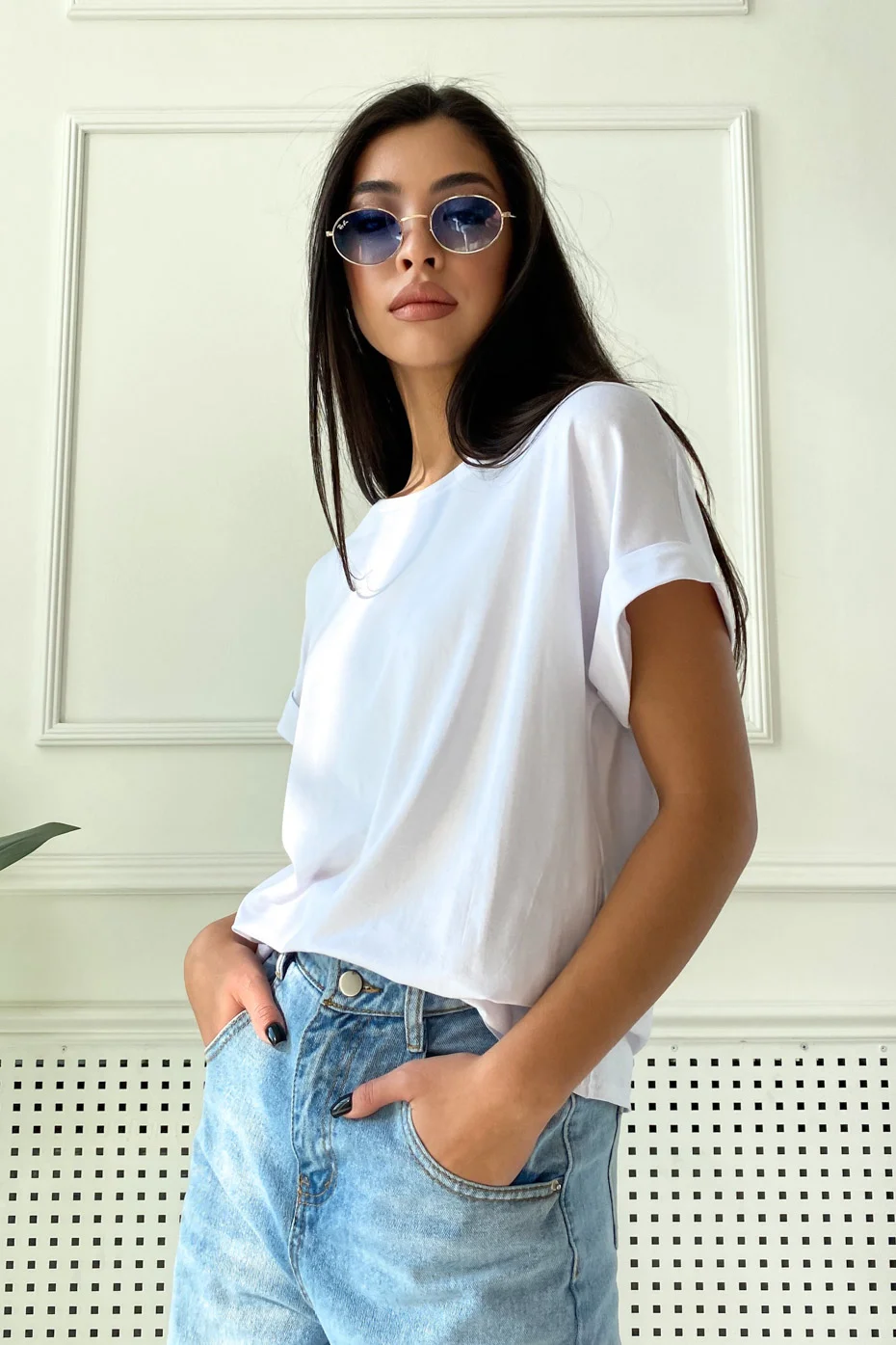 Белая женская футболка с манжетами - универсальный вариант для любого сезона