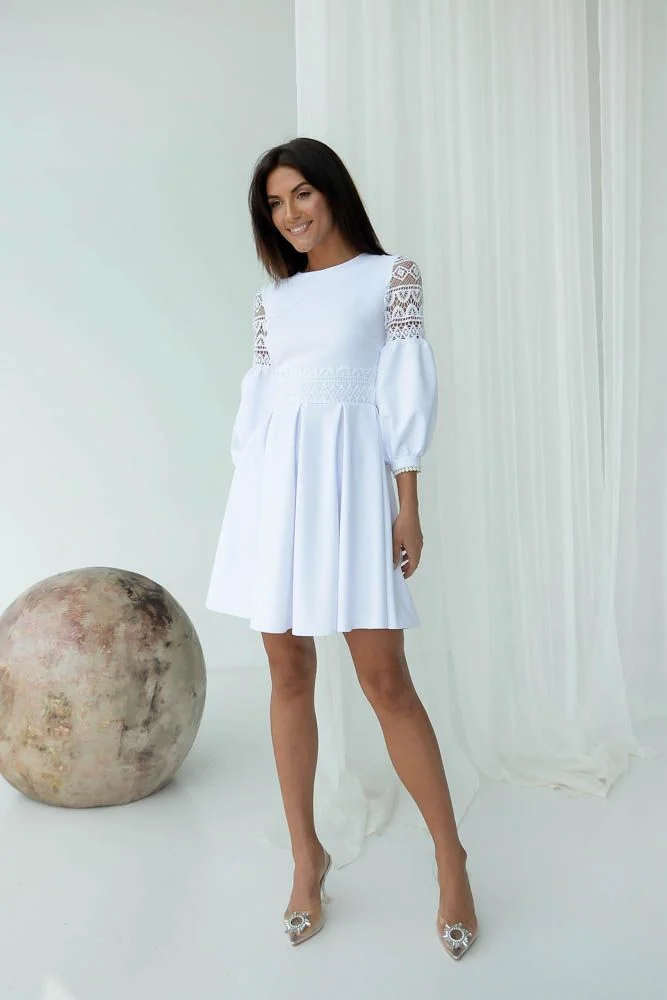 Изящное белое короткое платье с эффектным кружевом - отличный вариант для создания нежного и женственного образа