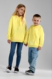 Фото Худи для детей HD-12017-24 с карманом-кенгуру и длинными рукавами желтое