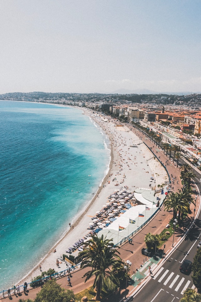 Promenade des Anglais, Vieux Nice, путівник Ніцца Вид з висоти на Англійську набережну Ніцци та бірюзове Середземне море