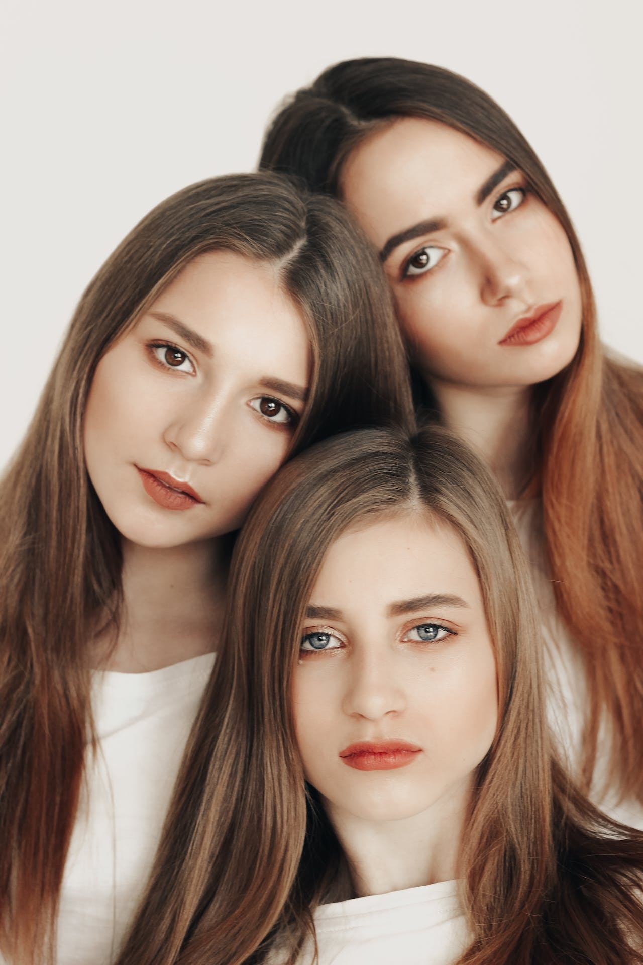 Три дівчини-підлітка з легким макіяжем