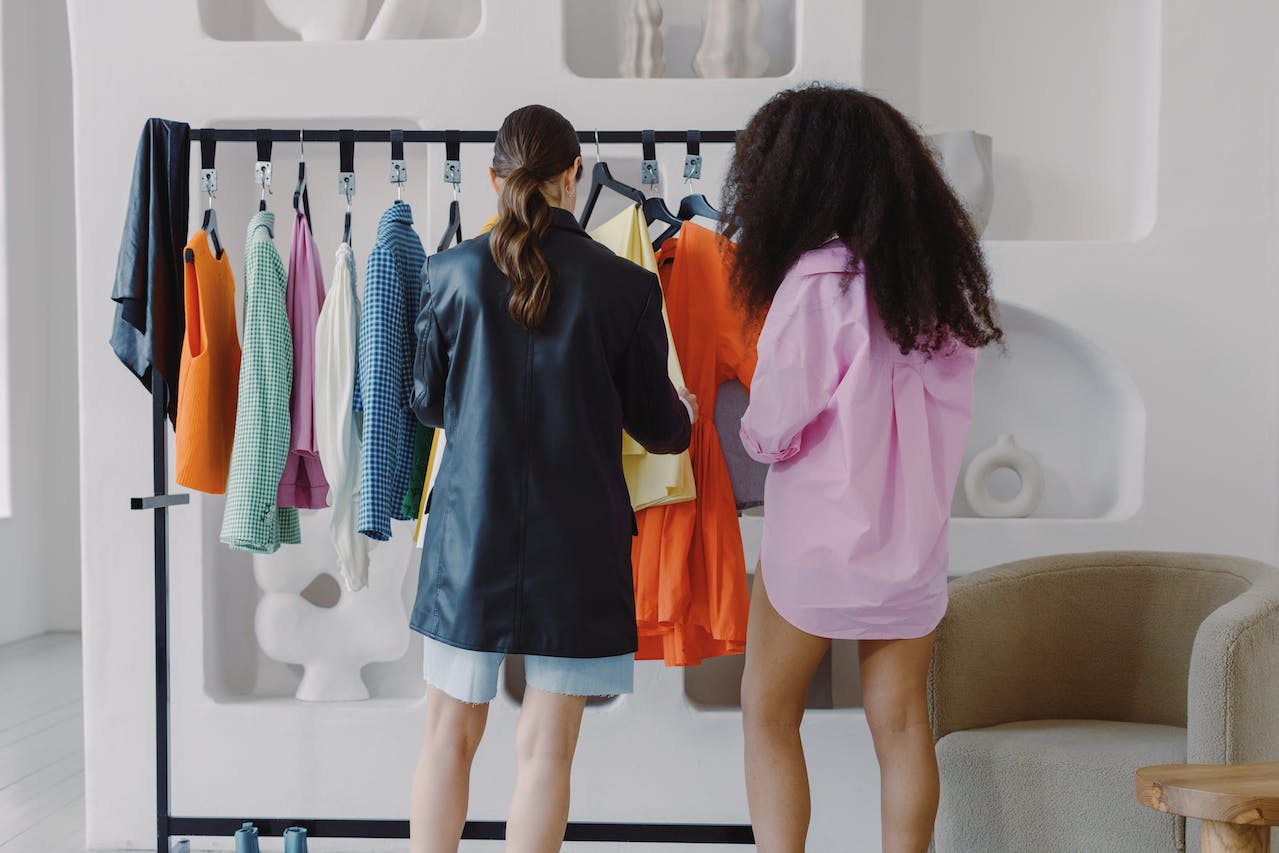 Две девушки выбирают одежду в магазине